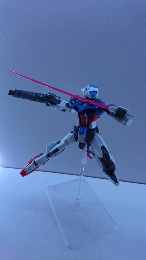 ビームマシンガン本気の携行武装。専用の右側マニュピレーターで持つことで機体エネルギー源に直結させることが可能であり、火力も劣ることなく連射が可能。ビームサーベルリアスカート内部にマウントされている近接武装。右側の専用マニュピレーターで持つことでビーム刃を形成可能。