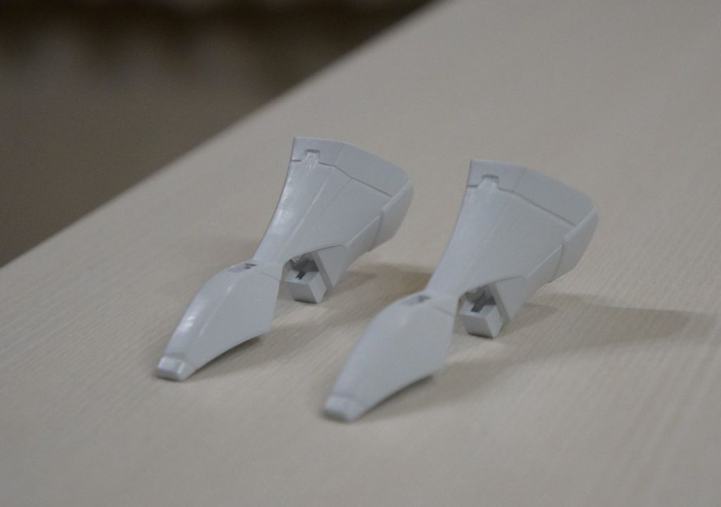 スジボリの片側を彫り込んで緩やかに削って行くことで段差を表現しています。プラ板やパテを使わないお気軽工作です。