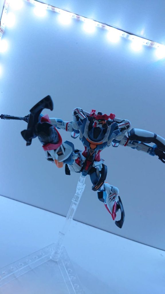 可動域が広いのでこんな風に足も上がっちゃいます!スンゲェ~。この足の穴って砲撃とかできるんですかね?今後に期待。