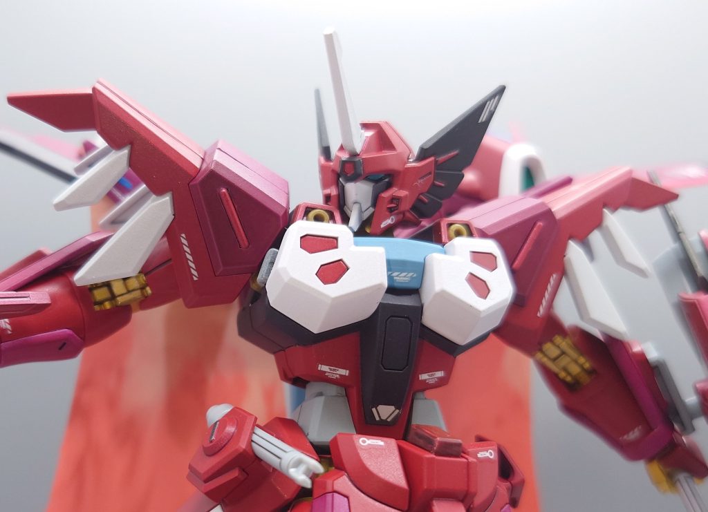 イモジャのフェイスと角アンテナをつけました。顔を変えただけでジャスティス系列っぽく見える気がする。エフェクトはないですが、角からビームサーベルを出せるはずです。