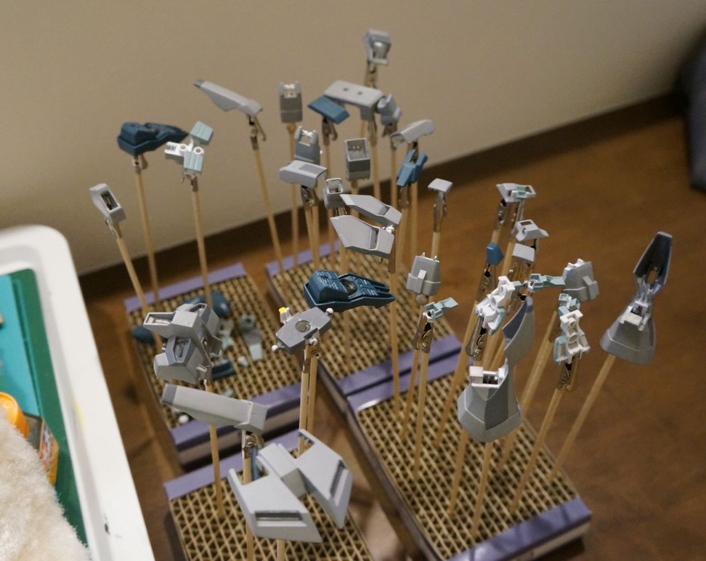 仮組なしで、部品1個ずつ組み立てながら色を塗ってきます。EGは組方が特殊な部分があるので色を塗る順番もそれに合わせていく必要があります。