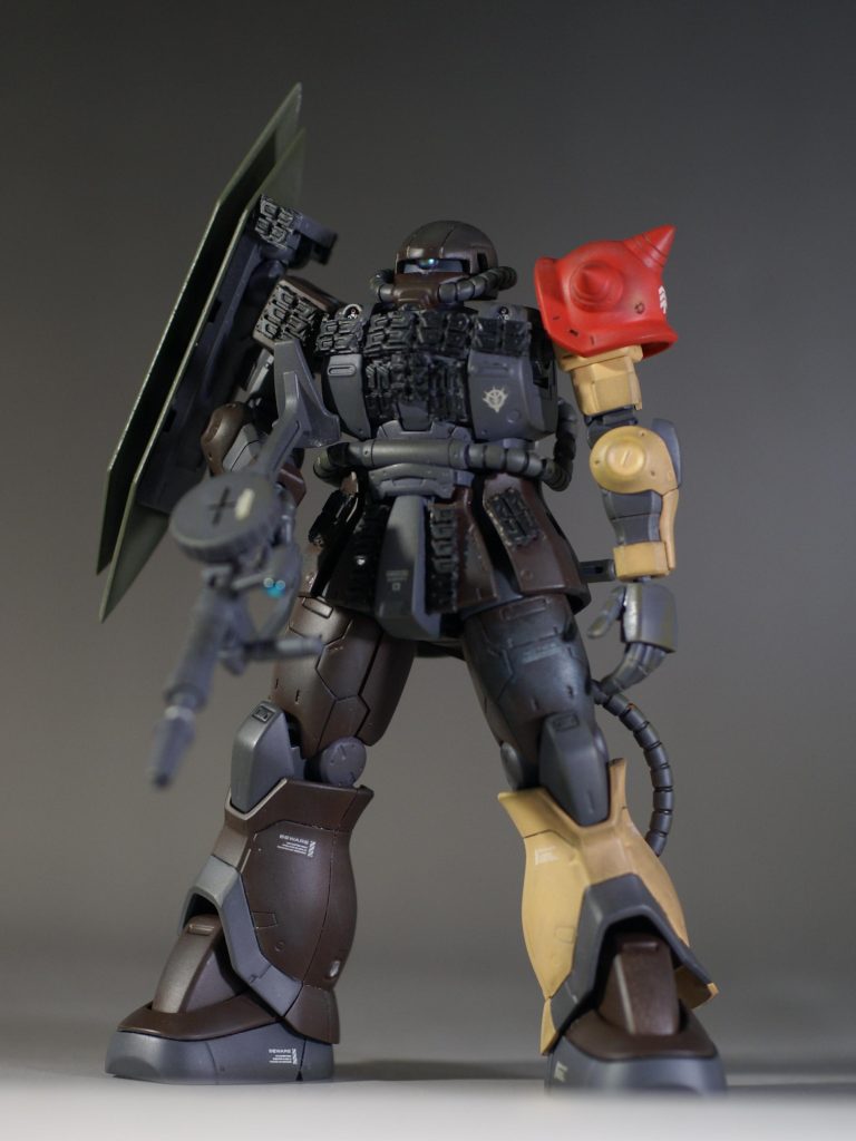 改修内容は以下の通りです、参考になればぜひ・エッジ出し。・シャープ化。・掘り直し。・カラーリング変更。・頭部のひさしを延長。・胴体に履帯取り付け。・シールドを無識別型ザク風に。・装備変更。・ウェザリング。