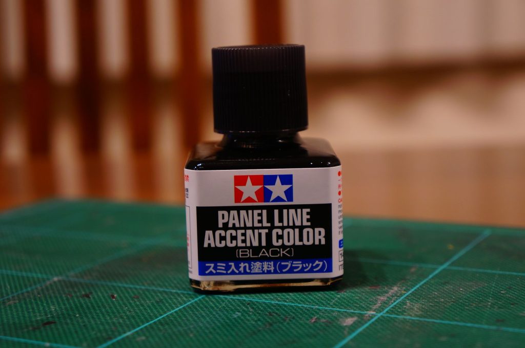 今回は初めてスミ入れ専用塗料を使ってみました。ベースがアクリル塗料だとふき取りに心配がありましたが、デコパージュ液を先に塗っておくことでラッカー塗料同等のふき取り性を確保できました。この工法は今後も使っていきたいと思います。完全筆塗り派には重宝する工法です。