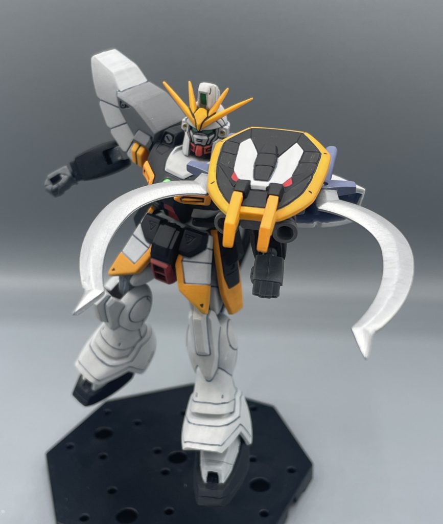 粉砕!!クロスラッシャー!! サンドロックの全部盛りの必殺技。シールドにバックパックとショーテルを組み合わせて、腕部に搭載します。取説によると、頑強な装甲を持つ戦車も簡単に破壊できるそうです。おっかねえ。。。