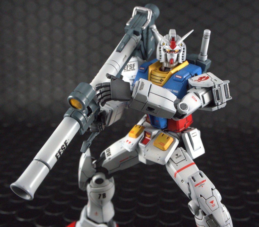 敵の様子を伺うガンダム!