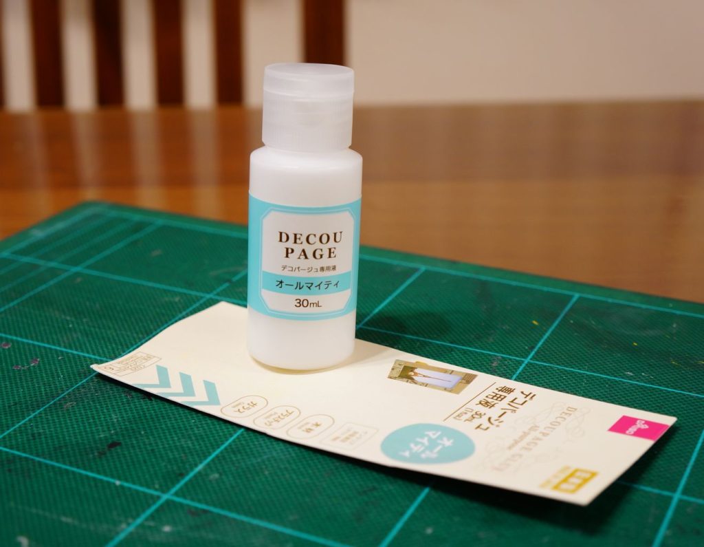 ダイソーのデコパージュ液をトップコートの代わりに使っています。独特の光沢感があってお気に入りです。