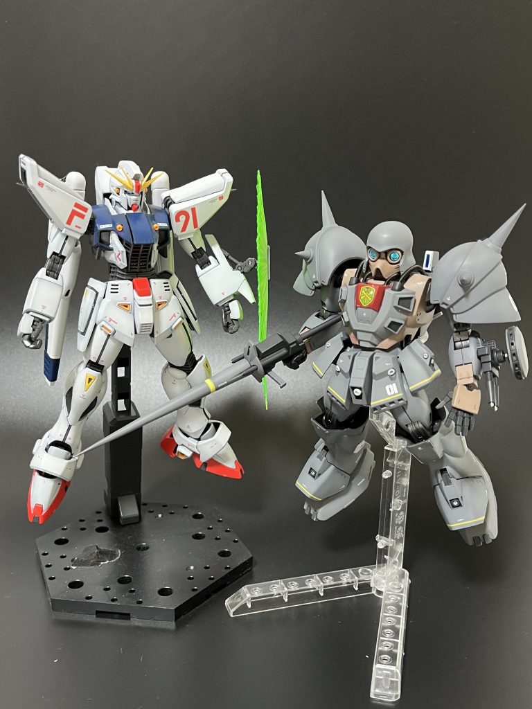 中途半端に塗り途中の「MG F91 ver2.0」と並べて。遜色なく並べられると思います。34年の時を経て成長した技術で挑んだ「デナン・ゾン」!当時の自分が見たら満足してくれていると思います^^古いキットをリメイクすること自体ハードルが高く、過去最長の制作期間をかけることになりましたが、結果大満足でした。「ガンタンクR-44」なんか作ってみたいけど、どこにも売ってナイヨ!それではまた(^o^)/
