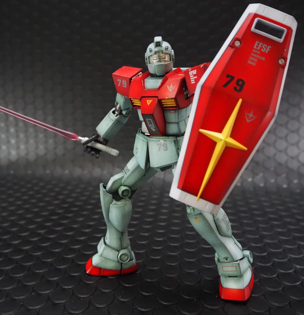 シールドとサーベルを構えて迎撃…のはずがちょっと頼りない感じですね