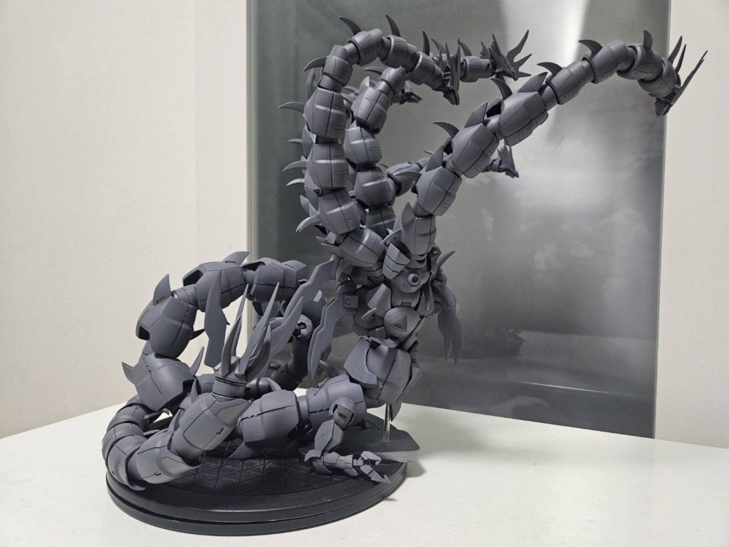 下地のサフ吹き完了。この後カラーリングでひたすら悩む・・結局どこかのサイトで紹介されてた五頭龍のイラストを参考に緑に決定。