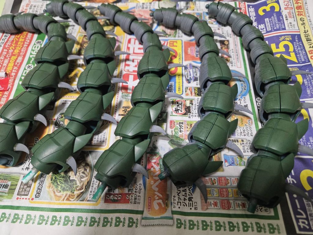 エアブラシの塗装では生物の肌の感じを出すのが非常にめんどくさい。(自分が知ってる方法はフィルター越しのエアブラシ塗装)なので、お手軽？の筆塗りで塗装。