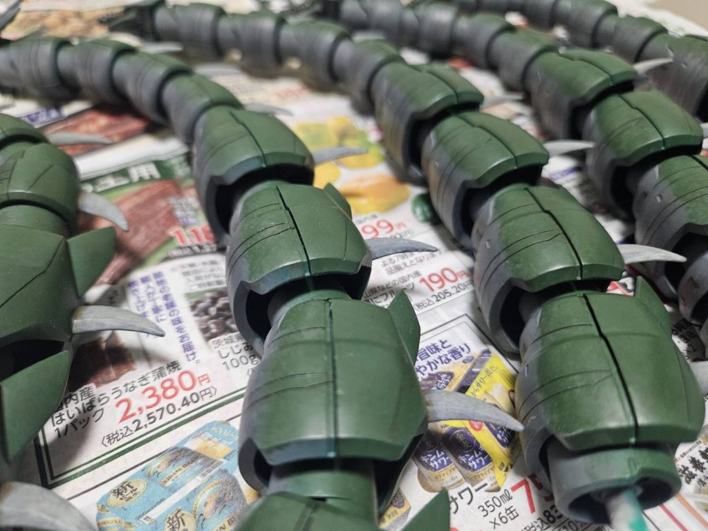 下地にラッカーで身体の正面にあたる部分は首から尾の先までグレー、その他はグリーンで塗装。その後はMr.ウェザリングカラーのグリーン、ブラウン、グレー、ブラックを交互に筆で叩くように何度も繰り返して塗装。仕上げのスミ入れは全て色鉛筆で実施しました。最後まで閲覧頂き、ありがとうございました。 