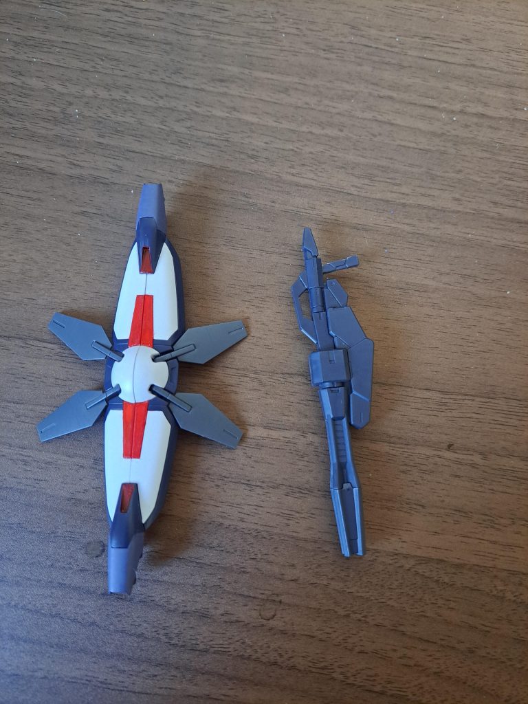 武装。ビームガトリングはジュピターヴガンダムのモノを持ち手部分だけ少し削って持てるようにしました。大きくなった!つまり強い!という安直な理由です。作品的にはアタッチメントで様々な状況に対応できる新型ビームライフルとそれに搭載したガトリングアタッチメント、と言った形。ディバイダーは塗装を少し変えただけで特に弄ってないですね。やっぱディバイダーは好きなデザインです。