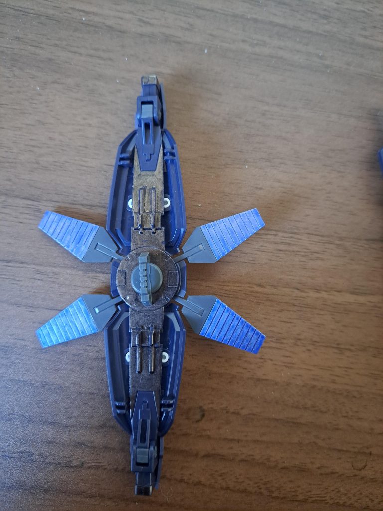 ディバイダーの背面。基盤部分はガンダムマーカーEXのヘビーガンメタリック。放熱部分はガンダムマーカーのメタバイオレットで塗装してます。