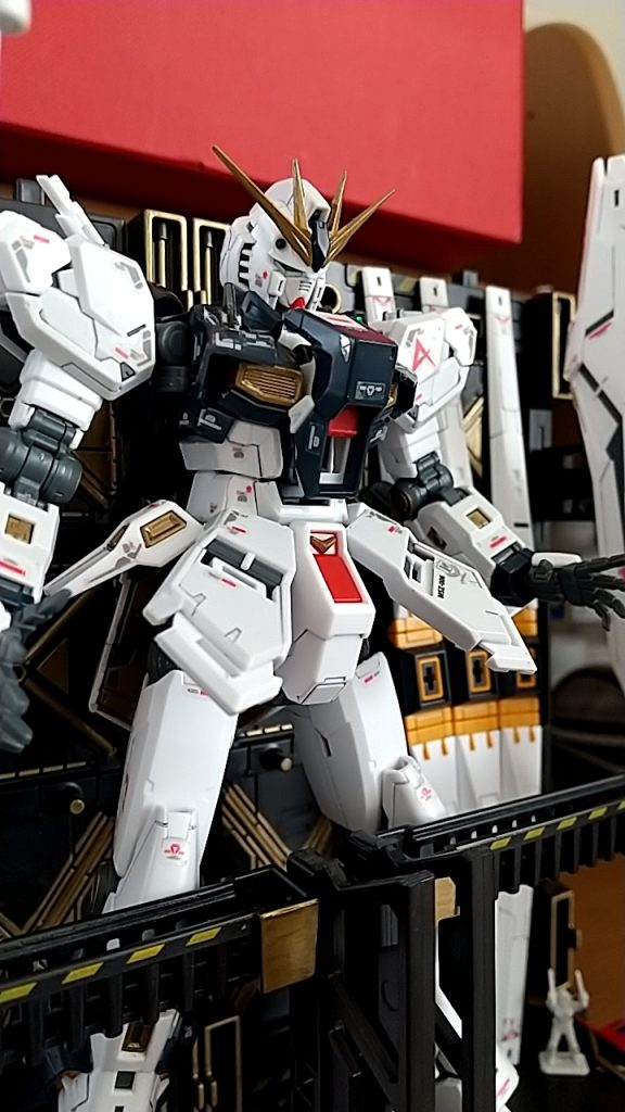 通常より胴体の情報量を増し増しにしてます。フィンファンネルもゴールドで塗装したら良かったですね(；－ω－)