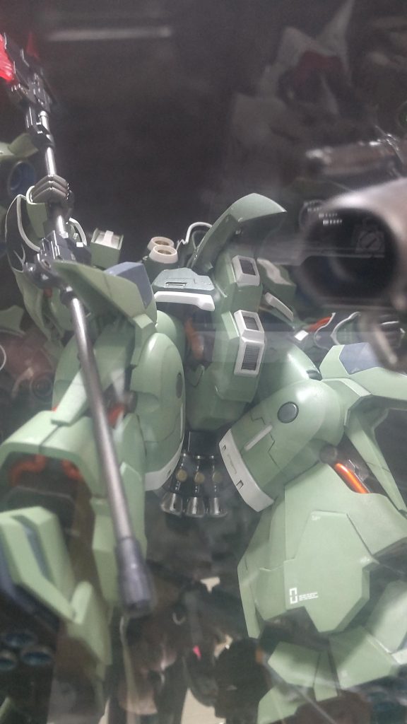 本体にはスラスターがなかったのでお尻に追加したのですが全く見えず😭