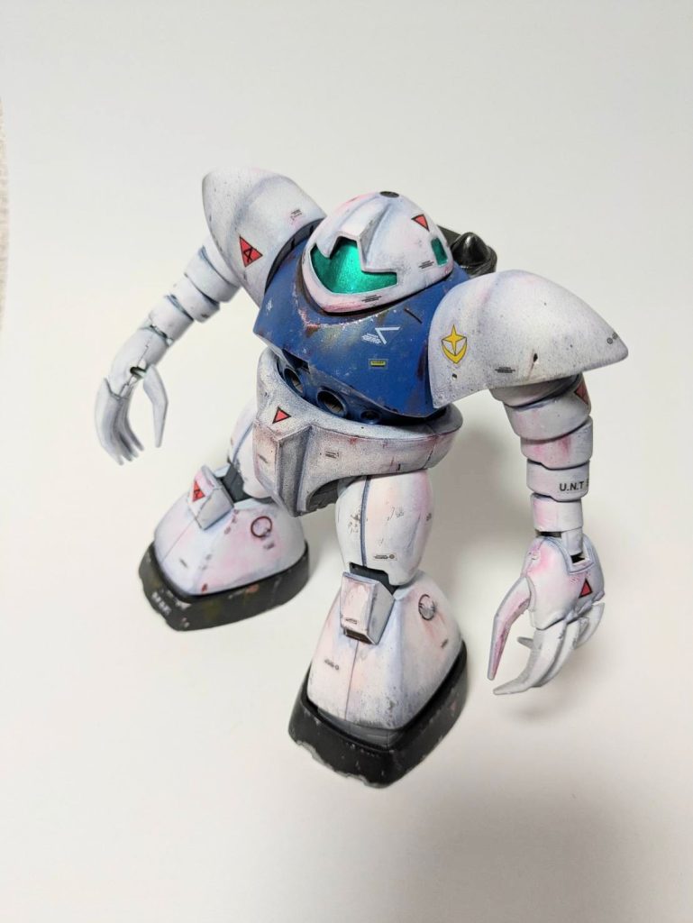 連邦軍が注目したポイント連邦軍技術者たちは、水陸両用モビルスーツとしてのゴッグの設計に驚嘆した。特に以下の点が注目された:水中での機動性: ゴッグは水中での速度と安定性において、連邦軍の既存機体を大きく上回っていた。これにより、連邦軍は水中戦の重要性を再認識する。耐久性とシールド構造: ゴッグの外装は高い防御性能を持ち、連邦軍の標準装備100mmマシンガンでは十分に貫通できないことが判明。連邦軍はこれを応用し、装甲技術の向上に役立てる。パワーシステム: 短期間のカスタマイズで地球連邦軍仕様のジェネレーターに適応できることが確認された。これにより腰部メガ粒子砲は低出力での連射と高出力での収束発射の切り替えができるようになった。