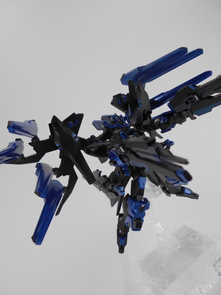 スーパードラグーン改、「シュドゥニ」。ドラグーンとして使用するのはもちろん、ウイングユニットに付けている状態でも使用可能にしました。「シュドゥニ」はロシア語で「氷雨」のアナグラムです。