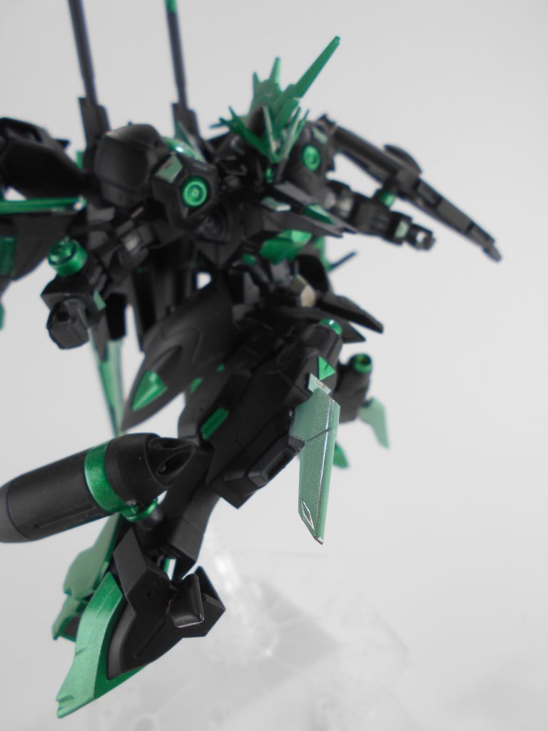 脚部ダガー、「フィクシ」。インフィニットジャスティス弐式のスラスターを実体剣に変更して、ドリルニー以外にも攻撃手段を追加しました。「トーフォン」はフランス語で「浦風」のアナグラムです。