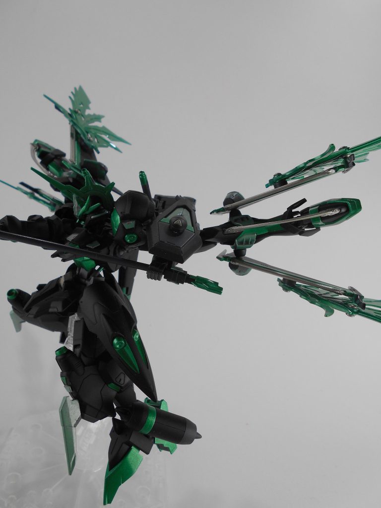 ヴォワチュールリュミエール改、「デニベア」。「アリアン」にヴォワチュールリュミエール発展型のスラスターを追加し、発動時は翠翼のようなビームを発生させて機動力を大幅に向上させることが可能です。「デニベア」はフランス語で「狂風」のアナグラムです。