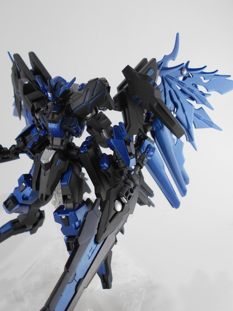 ヴォワチュールリュミエール改、「クリィニ」。ウイングユニットにヴォワチュールリュミエール発展型のスラスターを追加し、発動時は蒼翼のようなビームを発生させて機動力を大幅に向上させることが可能です。「クリィニ」はロシア語で「氷河」のアナグラムです。