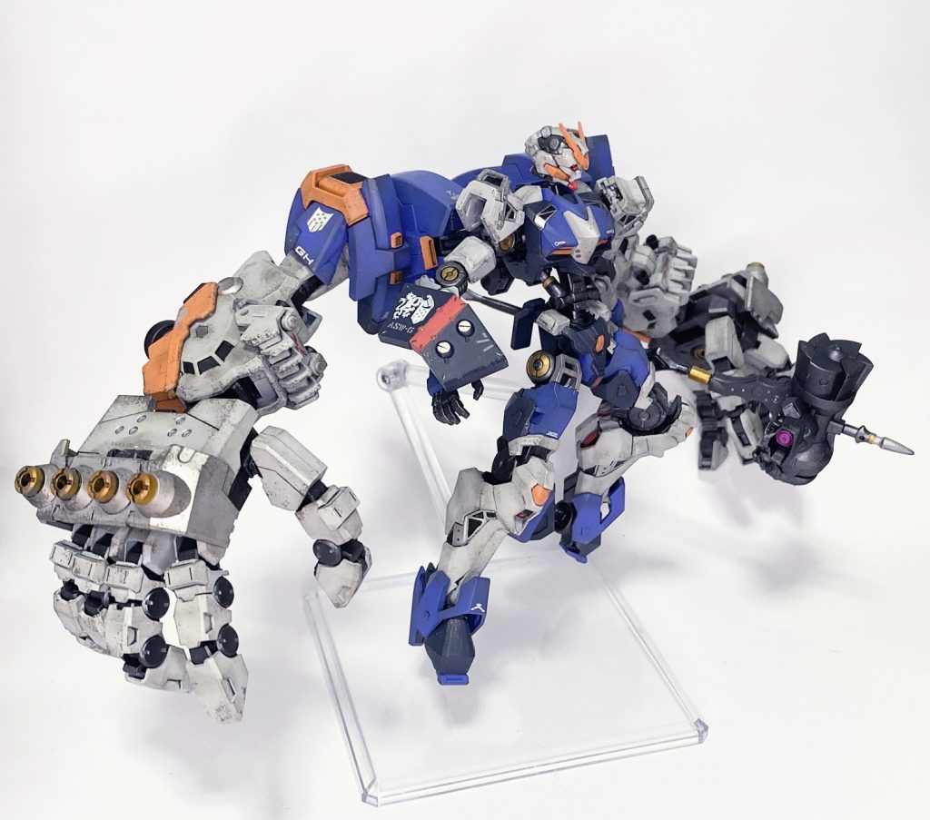 全体のシルエットとカラーリングはジオングを意識しています。脚(ハーフカウルB)なんて飾りです。偉い人はそう思っているみたいです。