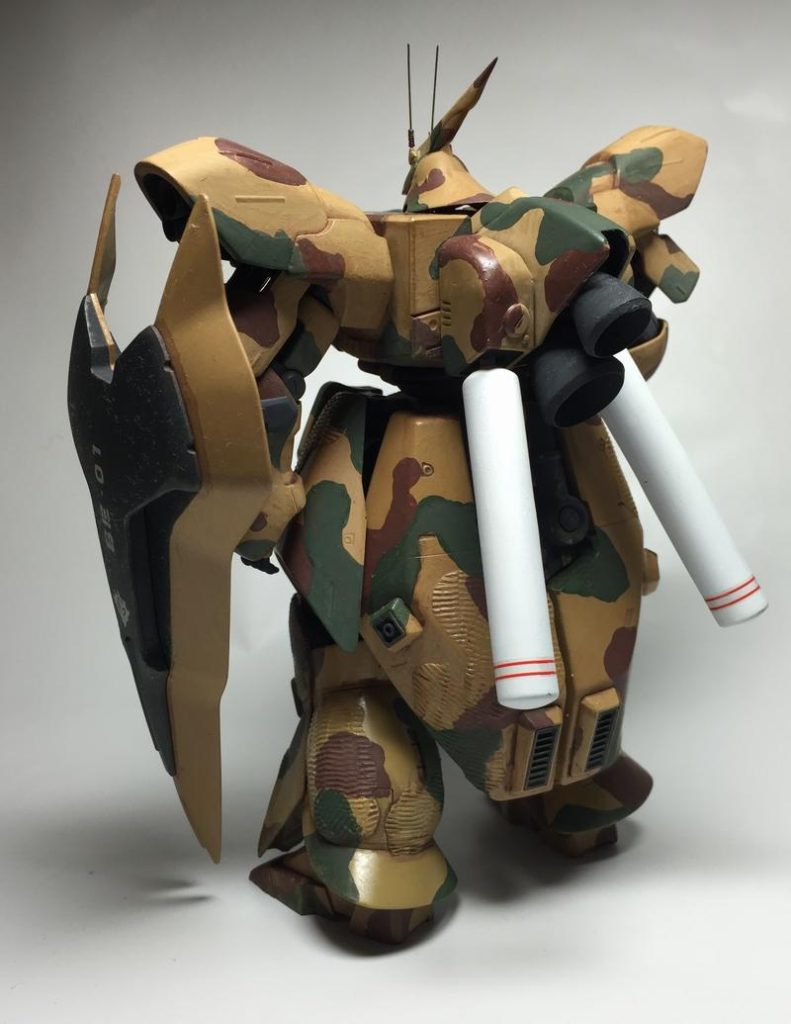 未だに「らしい」汚し塗装が入っていません(zaku-kao2)