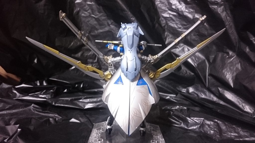 近接戦メインの機体設定は複数の実体剣をサブアームに搭載していてそのまま使ったり翼のように広げて姿勢制御に利用したりできる。