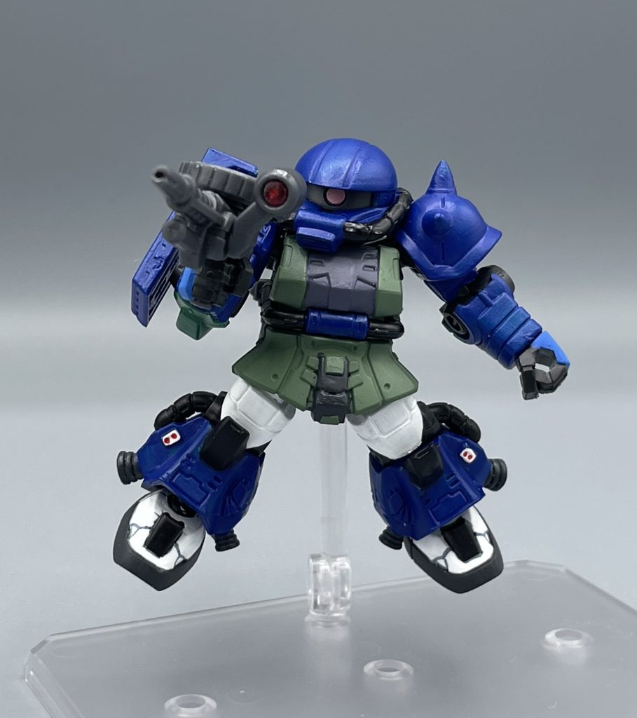 ガトー専用高機動型ザク モビルスーツアンサンブル24弾の「高機動型ザク」をガトー専用機にリペイントしました。正直、ガトーの専用機で1番「ヤバい」カラーリングなのが、このザクであるように思います。 青×緑×白×藤色と色数がガチャガチャで、まさに悪夢とも言える配色・・・まさかそれを狙ったのか!?(笑)