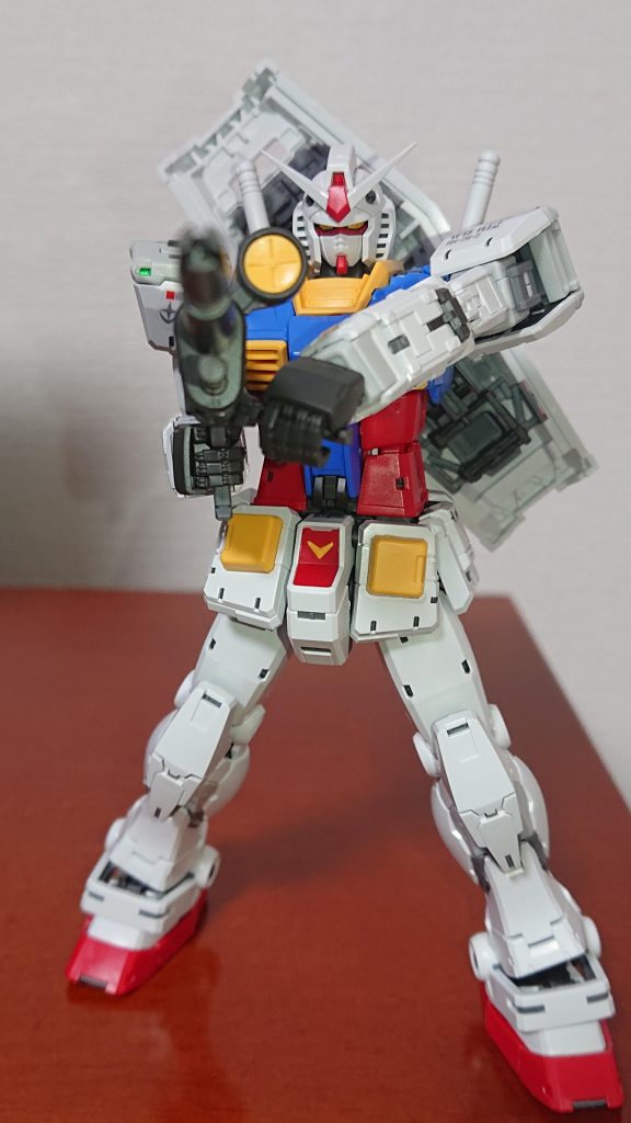 シールド背負ってからのライフルの両手もち🥡ズキューンι(`ロ´)ノもう少しがんばれば、もっとカッコ良く撮れたと思います……要研究ですね(*´・ω・`)b