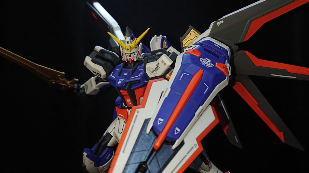 No.48:ライジングストライクhttps://gumpla.jp/hg/1854088近接戦・砲撃戦どちらにも対応できるバランス型をコンセプトにライジングフリーダムなどのパーツをミキシングしたストライクになっています💡この機体で気に入っているところは機体カラーのオレンジが上手く塗装できているところと、オリジナル武装のライフルとシールドの複合兵装ですね!自分は隠蔽力の弱い明るい色の塗装が苦手なのですが今後の表現の幅を広げるためにも実験を繰り返し、白サフの上にマットホワイトを吹くことでオレンジの発色を良くするように対応してみました✨オリジナルの複合兵装は、基本シールドとして使用しますが普段のシールドより長く、鋭く作っているので打突武器としても使用でき、中距離戦ではシールド裏に装備したライフルを使用しますそしてシールドの先端部分は開閉が可能で、弓状の形態に展開した際には長距離砲撃が可能になるというロマン武装になっています✨この作品で特に思い出深いのが仮組投稿をした際に「頭部がストライクではないのにこの機体はストライクだと言っても良いのか」という悩みを相談したことでした…製作当時はストライクのキットがなかなか販売しておらず、パーツのストックが無くなってしまったんですよ💦そんな自分の悩みを軽く吹き飛ばし、ストライクのミキシング改造に新たな可能性を示してくれたのがコメントで温かい応援の言葉を送ってくれた皆さんでした💡弱気になっていた自分が今でもストライク改造を続けられている大きな要因になっていると感謝しています!