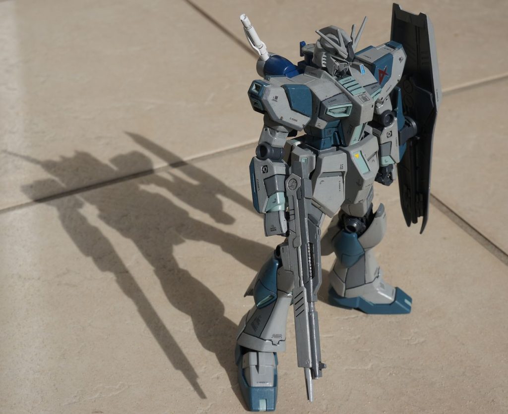 色合いはG-3やHi-νなどを参考にタミヤのアクリル塗料の原色で賄えるように考えてみました。色を変えるだけでνガンダムらしさがなくなるのは新しい発見でした。