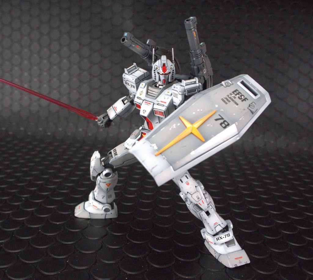 抜刀して敵を迎撃するガンダム!センサー類にはラピーテープを使用しています。