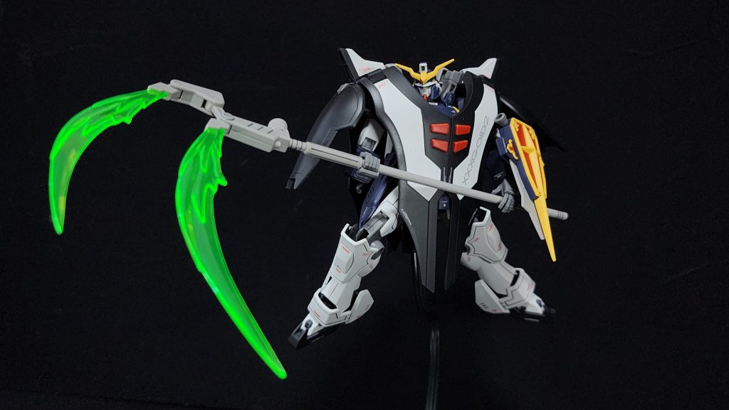 アクティブクロークを閉じた状態でも構えられます。