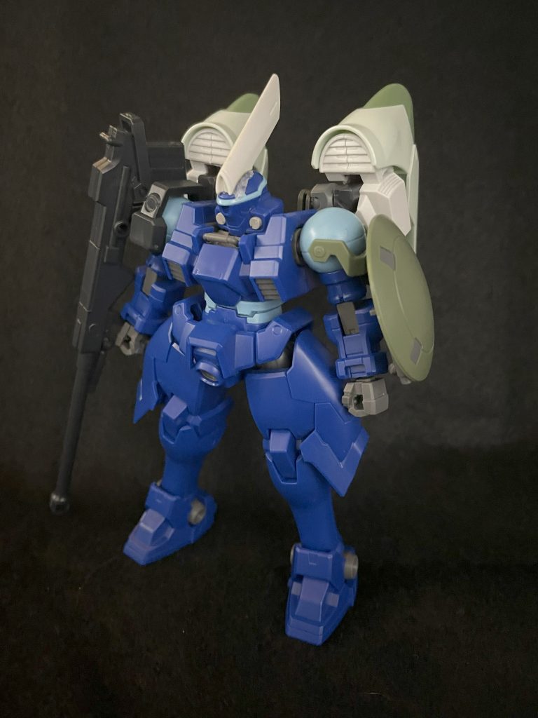 ヴァイエイト本体には手を加えず、リーオーフルウェポンセットからドーバーガンとシールド、ジンハイマニューバからブースターとトサカを移植。ブースターはアメイジングバルバトスルプスのあまりパーツとボールデンアームズのボールジョイントを組み合わせたものを使って接続。ドーバーガンとシールドは肩がリーオーと全く同じ形なのでそのまま付けられます