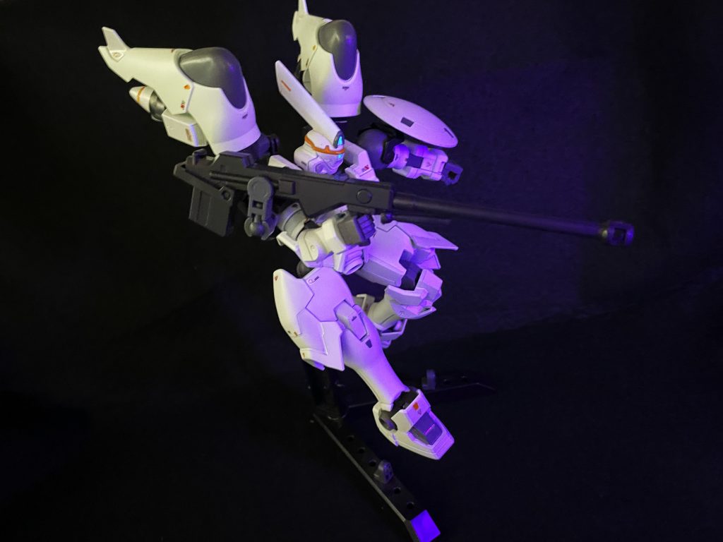 ポージング1頭部カメラはガイアノーツの蛍光塗料で、UVライトに反応するようにしてみました