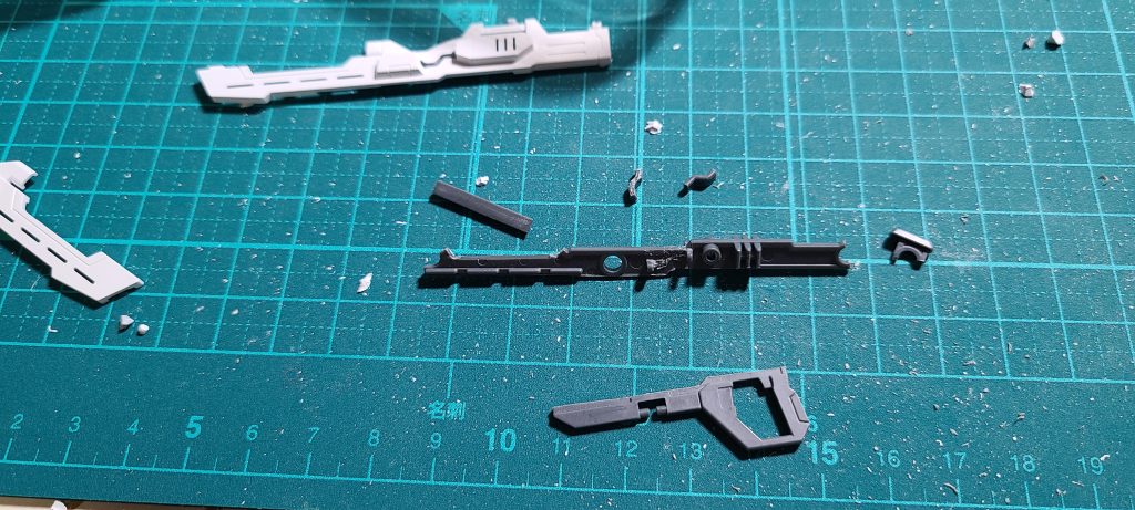 ライフルの合わせ目消し。グレーのパーツを切り刻んで後から接着した。耐久性の必要ないパーツは考えなくて良いから楽で良いね。切るのは楽じゃなかったけど。