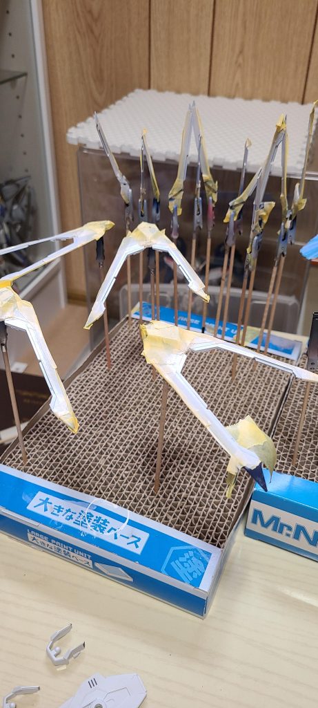 羽の塗装工程。マスキングが地獄でした。もっと楽な方法があったのかもしれない