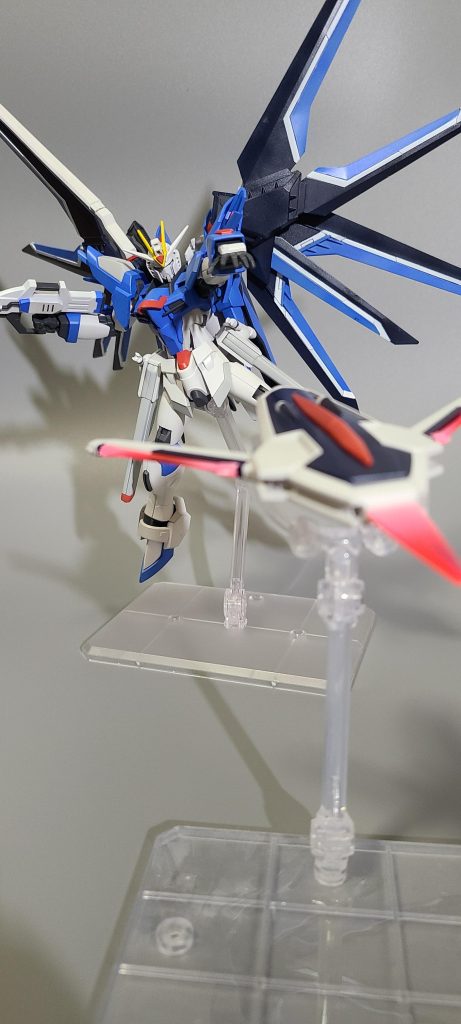 このキットの難易度を上げている要因その1合わせ目。ビームライフル、脛真ん中、肩、変形時の機首、ヘルメットに発生する。脛は足首の関節を挟む構造で、足首関節をC型に切り取り後ハメ加工する方法しか思いつかず。だが足首は負荷がかかりやすく耐久性が求められることから後ハメを断念、段落ち処理を行った。いい方法が思いつかず悔しい。機首も挟み込む小羽をC型に加工すれば後ハメできたが、羽が薄くはめた際に破損する危険性があった為こちらも諦めて段落ち処理にした。ヘルメットも頑張れば後ハメできそうであったが、バルカンの造形が邪魔で断念、後ハメ。肩も後ハメ。ビームライフルはグレーのパーツに白カバーを挟み込む構造。グレーのパーツを切り刻み後ハメ加工した。( 写真は後述)今回合わせ目消しの難易度が個人的には高くほとんどが段落ち処理になった。