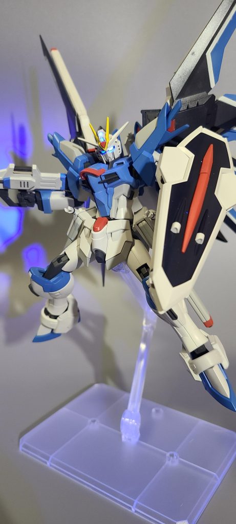 要因その2色分け。ほとんどシールで補えるので素組派には優しい。がしかし!羽の色分けがしんどすぎる。白のラインがすべて塗装、マスキングだけで何時間かかったことやら…