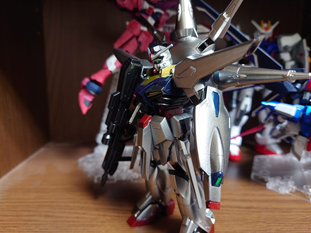 説明書に書いてあったのですが、フリーダムや、後に登場するレジェンドなどの機体についているドラグーンにはAIによる制御サポートが行われているのですが、このプロヴィデンスガンダム制作時にはAIが搭載されておらず、全てのドラグーンで搭乗者による制御が必要だそうです。ラウ・ル・クルーゼの化け物っぷりが伺えていいですよね