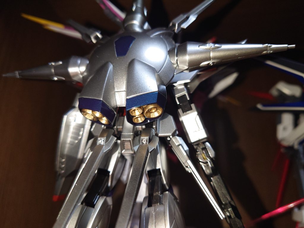 背部のスラスターは金塗装です。