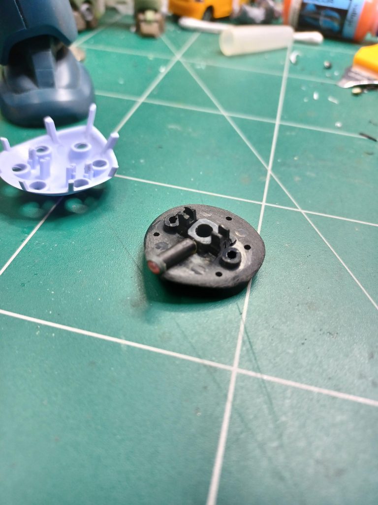 モノアイの可動化は、モノアイレールに相当する部分を切り飛ばして、穴あけて、L字になるようランナーから切り取ったモノに、ビルダーズパーツのバーニアと、ピンクのアイズを組み合わせました。🌝