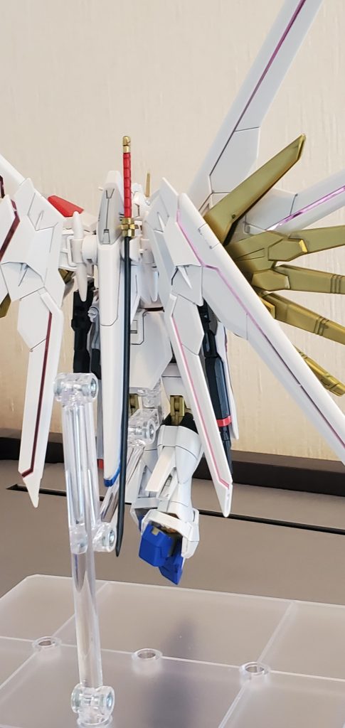 刀の鍔、持ち手の先は、塗装すると質感上がりました