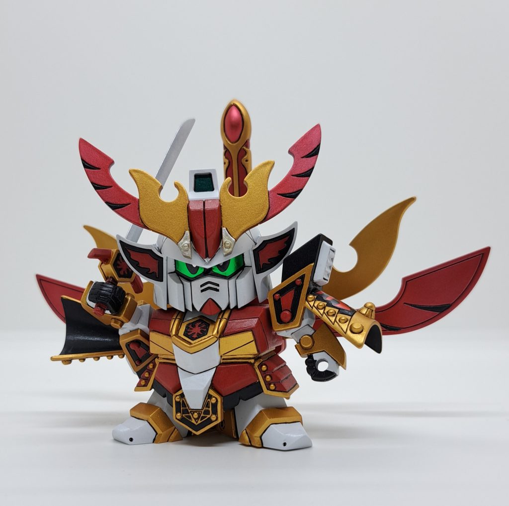 改造箇所は兜を左右に幅づめして小顔化目の端にプラバン貼って見た目の変更マスクの穴埋めとへの字の堀直し体はずんぐりむっくりしてたので前後の幅詰めと鎧の一体化とクビレ作り腕と足の延長肩のボールジョイント化と腕の回転軸追加各所リベットなどによるディティールアップ