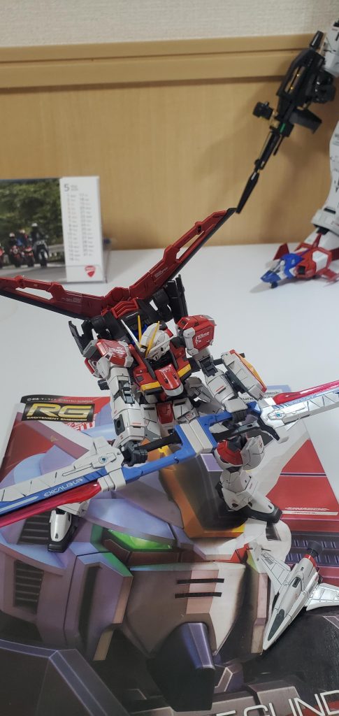 エクスカリバーを接続した両手持ちで迫力のポージングが可能です