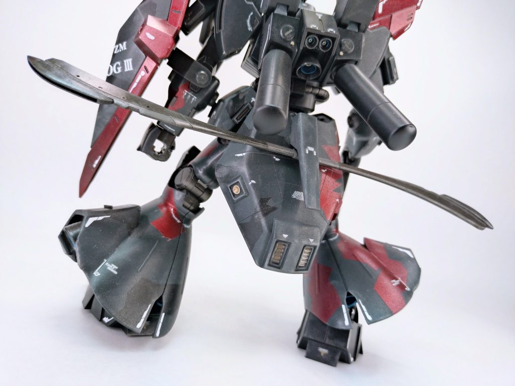 元には無いアレンジ要素として、「ゲルググと言えば」的な両刃薙刀を。鉄血ウヴァルの薙刀が良いサイズだったのでサザビーのトマホークをカットして先に付け、真ん中にネオジムを埋めて固定できるように。