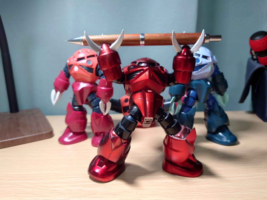 シャーペンを持たせた時のズゴックのフォルムが気に入ったので木目調のズゴックに木目のシャーペンを持たせよう!と思ったのが制作のきっかけです。