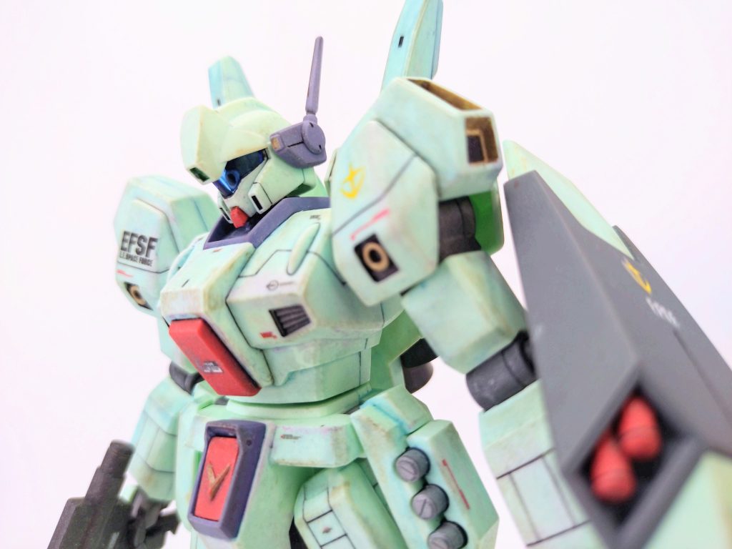 先ずは一年戦争(UC 0079)当時の年齢で同級生達をご紹介。基本的に公式プロフィールから拾えるキャラはそれに準じて計算しています。一部キャラについては後述。15歳：アムロ・レイハヤト・コバヤシコウ・ウラキ(0083 Stardust Memory)レコア・ロンド(Ｚ)16歳：ジェリド・メサ(Ｚ)エマ・シーン(Ｚ)レズン・シュナイダー(逆襲のシャア)アルベルト・ビスト(UC)17歳：セイラ・マスカイ・シデンニナ・パープルトン(0083 Stardust Memory)ライラ・ミラ・ライラ(Ｚ)18歳：ミライ・ヤシマカリウス(0083 Stardust Memory)パプテマス・シロッコ(Ｚ)ヤザン・ゲーブル(Ｚ)19歳：ブライト・ノアバーナード・ワイズマン(0080 ポケットの中の戦争)20歳：シャア・アズナブルガルマ・ザビアイナ・サハリン(08小隊)エリク・ブランケ(ガンダム戦記)アナベル・ガトー(0083 Stardust Memory)21歳：クリスチーナ・マッケンジー(0080 ポケットの中の戦争)ラカン・ダカラン(ZZ)ダグザ・マックール(UC)22歳：ジョニー・ライデン(MSV)23歳：ユウ・カジマ(BLUE DESTINY)シロー・アマダ(08小隊)オリヴァー・マイ(MS IGLOO)24歳：キシリア・ザビシン・マツナガ(MSV)ベルナルド・モンシア(0083 Stardust Memory)28歳：ドズル・ザビマスター・Ｐ・レイヤー(コロニーの落ちた地で)31歳：シーマ・ガラハウ(0083 Stardust Memory)35歳：ギレン・ザビランバ・ラルサウス・バニング(0083 Stardust Memory)スベロア・ジンネマン(UC)上はこんなもんで…ウラキがアムロと同い歳というのは何か感じるものはありますね。かたや最強ニュータイプ、かたや最強オールドタイプ(の素養は有り)。シャアとガルマは士官学校の同期ですが、ガトーもそこに居たってことじゃないの？…とも限らないのか…(そして、そのガルマの同期生ゼナがドズルに見初められてミネバを産む)21のダグザとか想像できんwてーか…レコアってジェリドより若かったん!?( ﾟдﾟ)