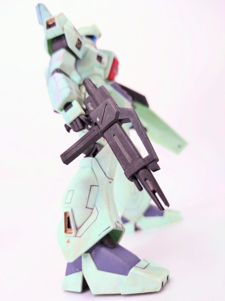 続いてアムロより若い層、同じく一年戦争当時の年齢です。14歳：マリオン・ウェルチ(BLUE DESTINY)キャラ・スーン(ZZ)13歳：ベルトーチカ・イルマ(Ｚ)ギルボア・サント(UC)12歳：ハマーン・カーン(Ｚ、ZZ)11歳：アルフレッド・イズルハ(0080 ポケットの中の戦争)ケネス・スレッグ(閃光のハサウェイ)10歳：ナナイ・ミゲル(逆襲のシャア)9歳：カミーユ・ビダン(Ｚ)マシュマー・セロ(ZZ)ゾルタン・アッカネン(NT)8歳：グレミー・トト(ZZ)ルー・ルカ(ZZ)イリヤ・パゾム(ZZ)7歳：サラ・ザビアロフ(Ｚ)ビーチャ・オーレグ(ZZ)ヨナ・バシュタ(NT)6歳：リディ・マーセナス(UC)5歳：ジュドー・アーシタ(ZZ)ガウマン・ノビル(閃光のハサウェイ)4歳：ギュネイ・ガス(逆襲のシャア)2歳：アンジェロ・ザウパー(UC)1歳：エルピー・プル(ZZ)ロニ・ガーベイ(UC)0歳：ミネバ・ザビ-1歳(笑)：ハサウェイ・ノアクェス・パラヤ(逆襲のシャア)バナージ・リンクス(UC) えー…こっちの方がツッコミ所多めwとりあえず、シャアよ…「お子様ハマーンは相手してられん」的な雰囲気出してたのに、ナナイ更に若いやないかwwwまぁ彼は、ハマーンとは主に思想面で相容れず、ナナイはあくまで利用していたフシなので問題ない？個人的にはカミーユ、マシュマー、ゾルタンの三段落ちがツボるw強化し過ぎたマシュマーが更にイッちまった同一人物説どーよwで、問題なのがグレミー。ガンダム考察の中で常に厄介者で、未だに納得のいく見解が無いという。マトモな生まれ方をしていないのはほぼ確実なんですが、でもどうやらザビ家の血は本当に入っているらしい。となるとギレンかサスロの子って事になるけど、それ以上詰めていく材料が無い。プルの出自も似たようなもので、グレミーとプルは兄妹説も無くはない。そしてご存知の通り、ミネバは一年戦争中(0079.9月)の生まれです。ドズルがあやしてましたからね。バナージは0096時点で16歳なので0080生まれ。学年でいうとミネバとバナージは１つ違うハズ。(細かいこと言うとわからんけど)ところが、『UC』の公式設定では２人とも16歳になっていますw姫様サバ読み疑惑wwまぁ、バナージの誕生日は不明だし、UCの舞台が0096の何月なのかもわからないし、本当に２人が丁度16歳のタイミングなのかもしれない。ｼﾗﾝｹﾄﾞw