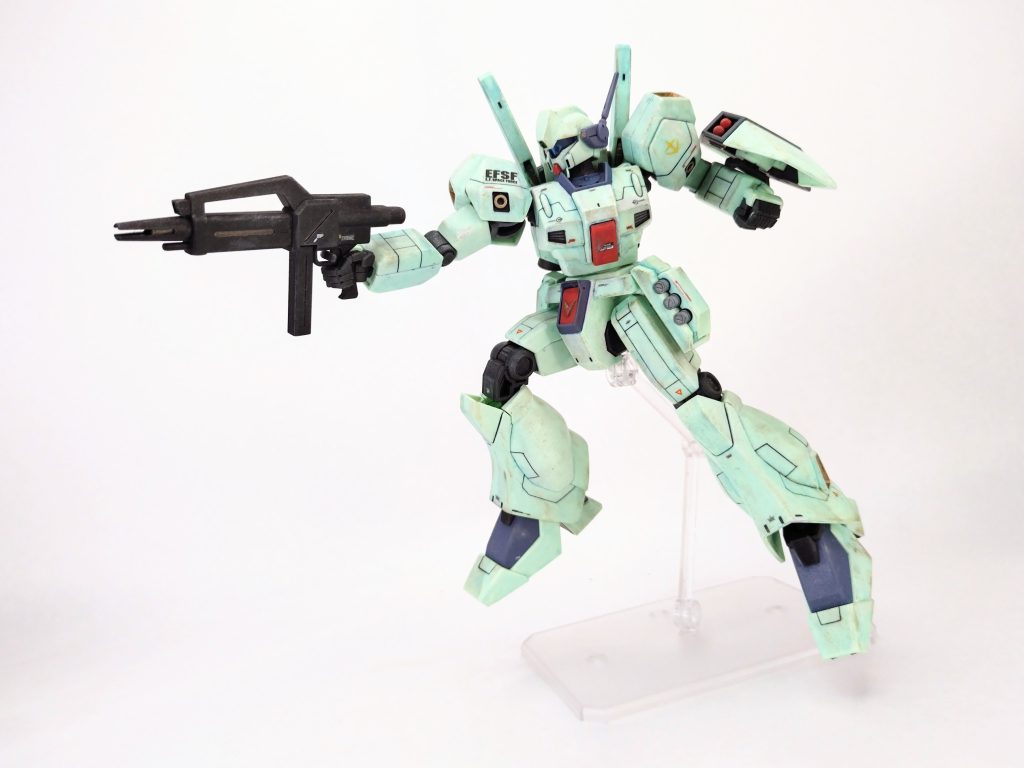 ところが、それでは説明のつかない、ガンダム年表上最大の設定ミスが存在することに気付いてしまいました。被告人はハサウェイ・ノアです。( ･`ω･´)彼はブライト・ノアとミライ・ヤシマの長男として、一年戦争後(0080)に生まれています。ブライトがミライにプロポーズともとれる発言をしたのは0079.12/24、ソロモンでスレッガーが(結果的に)特攻する(出撃の)直前です。そして0080.1/1に一年戦争は終戦。そこから結婚、ハサウェイ誕生というスケジュールは、２人ともなかなか前のめりですねw　共にブリッジ要員(ミライは実質的に副艦長ポジション)として戦火をくぐり抜けた運命共同体吊り橋効果凄い。ここで重要なのは、ハサウェイの誕生日は早く見積っても0080年10月という事です。そして。ハサウェイは0093(逆襲のシャア)に人生の転機を迎えます。クェスコンプレックスの始まりです。が、今はそれは問題ではありませんw『逆襲のシャア』の公式プロフィールでハサウェイは「13歳」と表記されています。0080生まれの彼が、0093なのでそうですね、合ってます。と　こ　ろ　が　ギ　ッ　チ　ョ　ン　w逆シャアの物語の舞台(アクシズショック)は0093.3/12なのです。彼の13歳の誕生日はまだ半年先のハズです。いや、待て、公式のハサウェイの年齢が正しいのだとしたら、ハサウェイはブライトとミライが出逢う前に生まれている！←お父さんは誰ですか！カムランですか！うぉぉぉぉ！ブライトあんたは偉い！！……って、違う？(笑)たぶんアレです、ハサウェイがシャトルのチケット取る時に数え歳と満年齢を書き間違えたんですよ、きっと。もひとつ言えば、アクシズショックが3/12というのは、公開当時は無かった後付け設定かもしれないし。